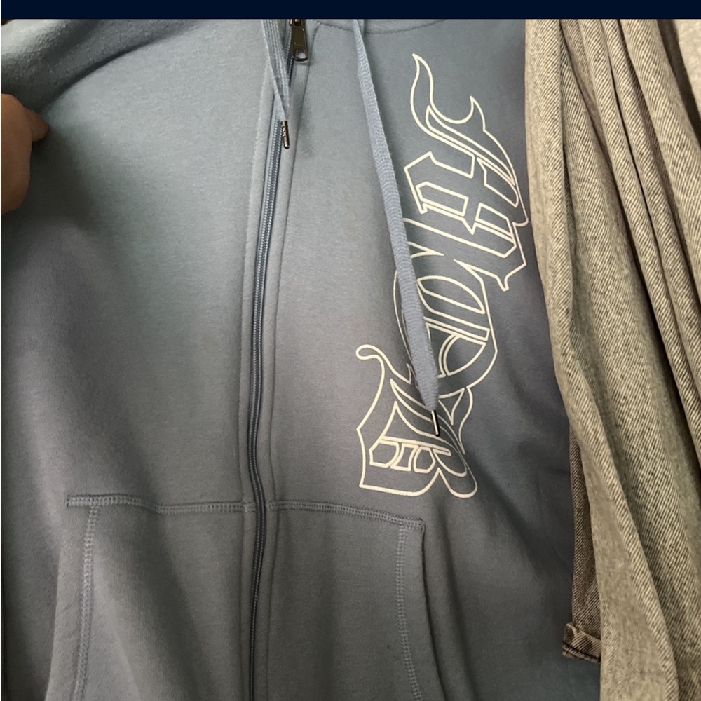 this is a men’s zip up 2XL jacket I am not low budging I  got it same price